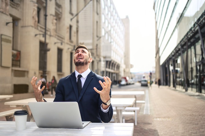 Abordează problemele aparent de nerezolvat într-un mod diferit